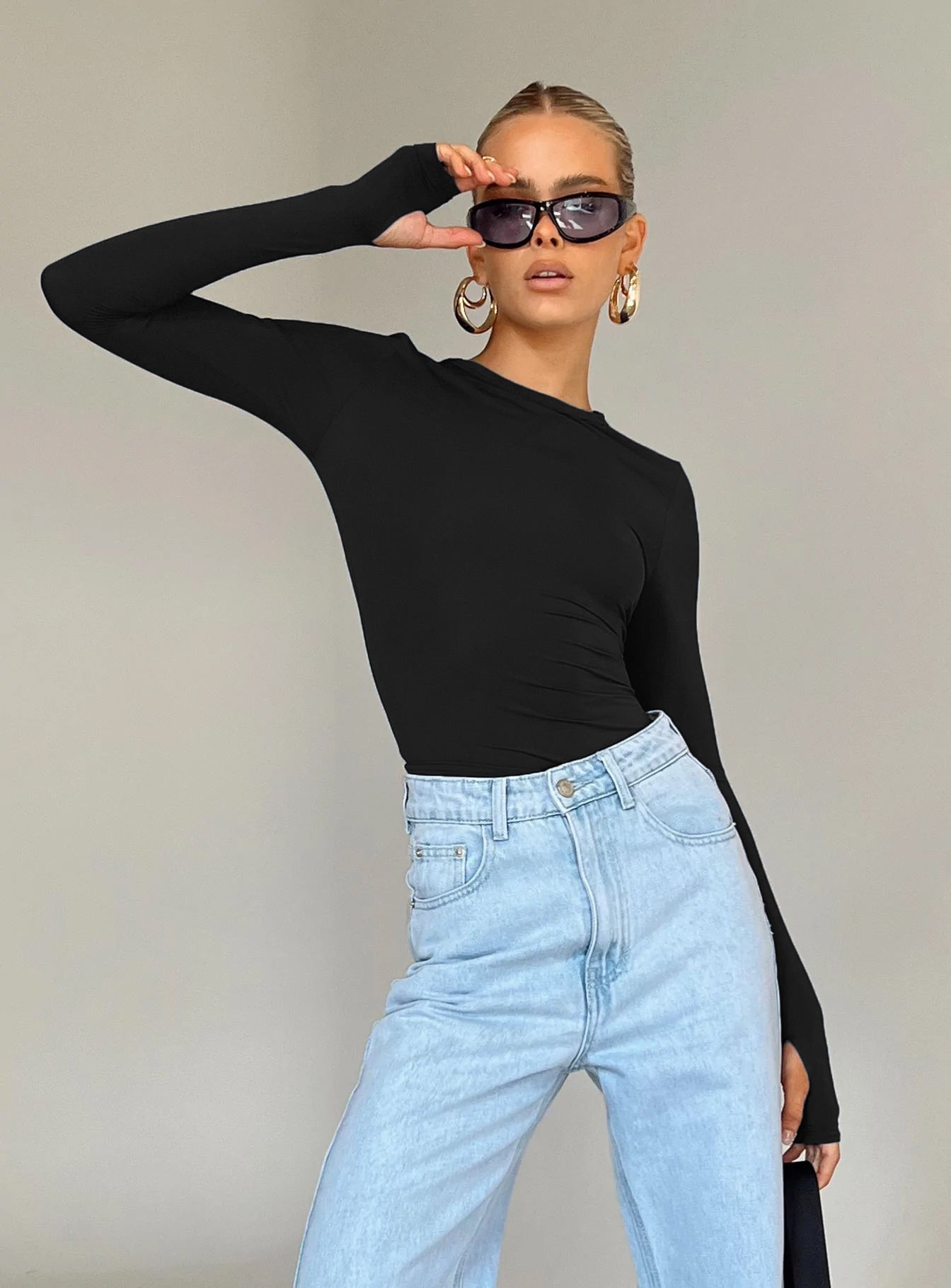 Women’s Long Sleeve Crop Top with Thumb Holes – Stylish Crew Neck Fit Tee for Daily Streetwear Fashion!